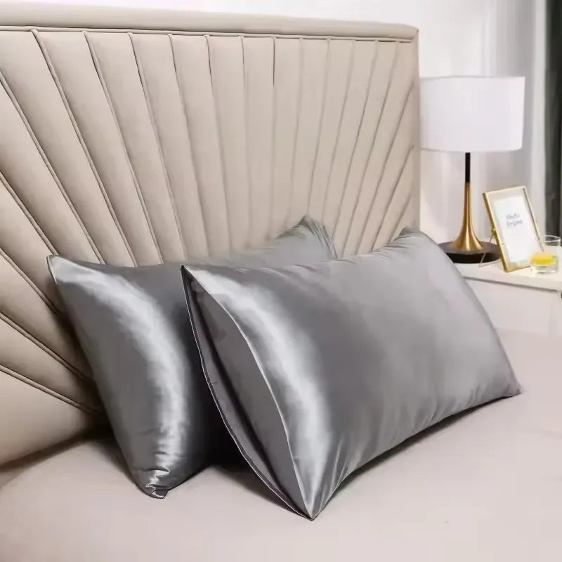غطاء وسادة ساتان أثناء الاستخدام على السرير